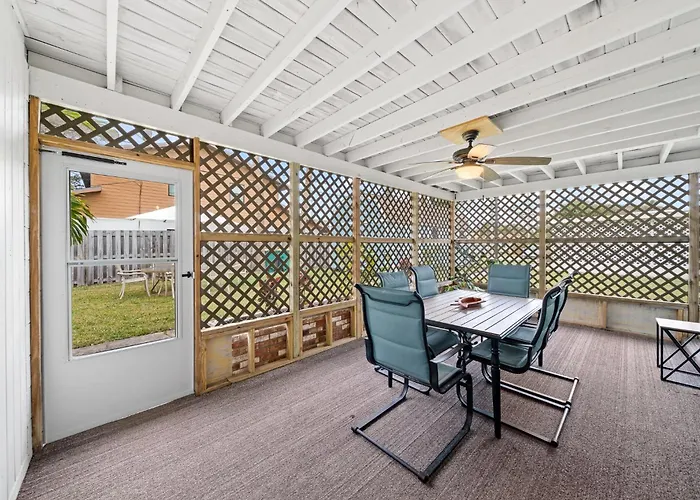 Uptown Cottage - Walk To The Beach And Restaurants